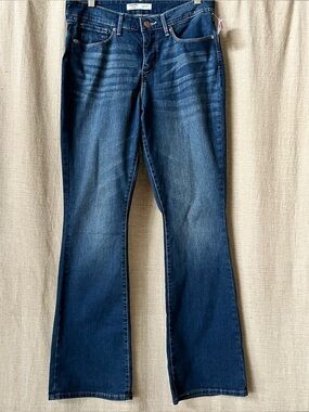 Levi’s totally shaping bootcut jeans NWOT medium blue jeans 12 x 31.5” 💕💕
